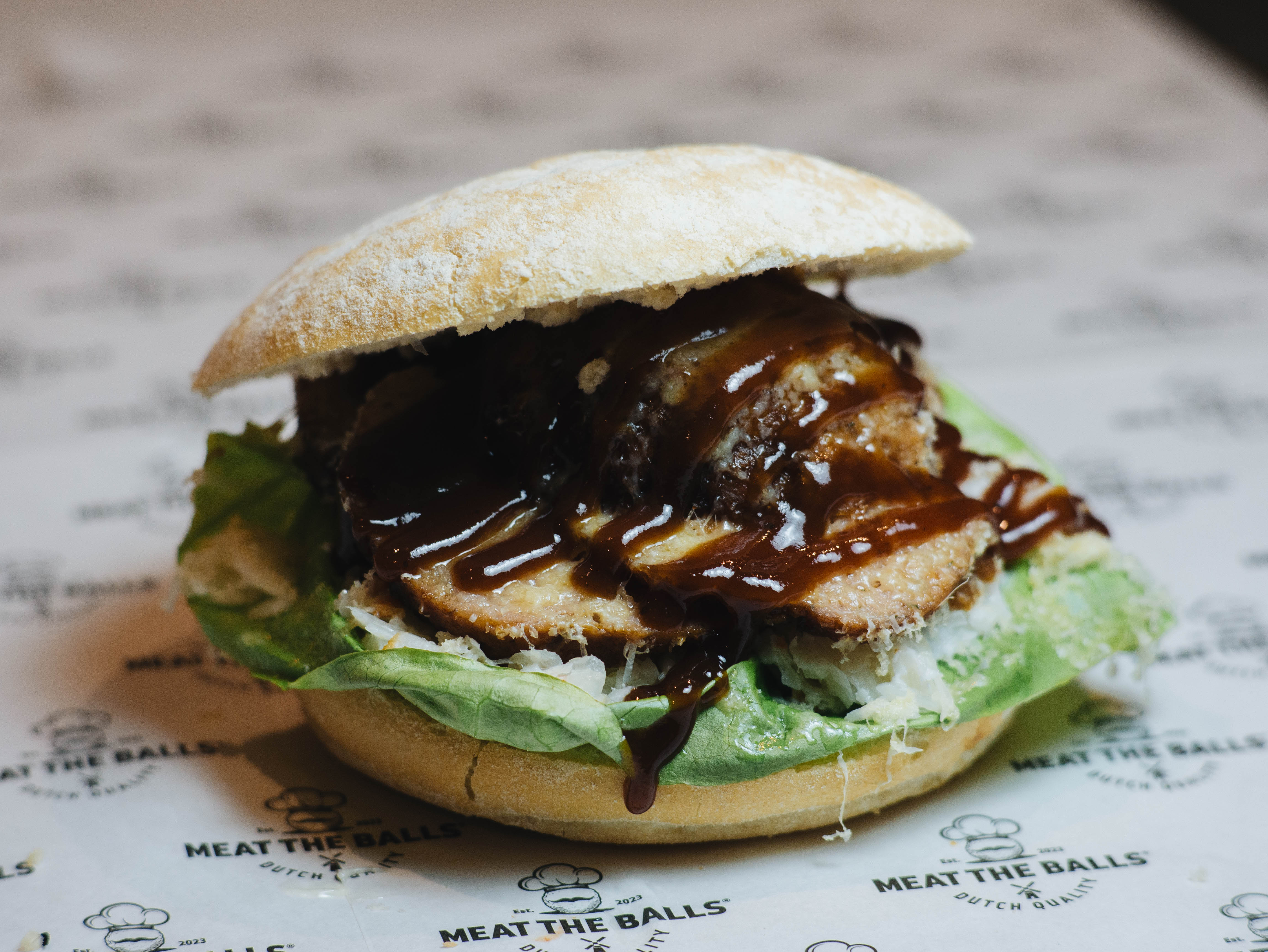 BBQ Glory, broodje bal met BBQ saus, koolsla en Old Amsterdam kaas.