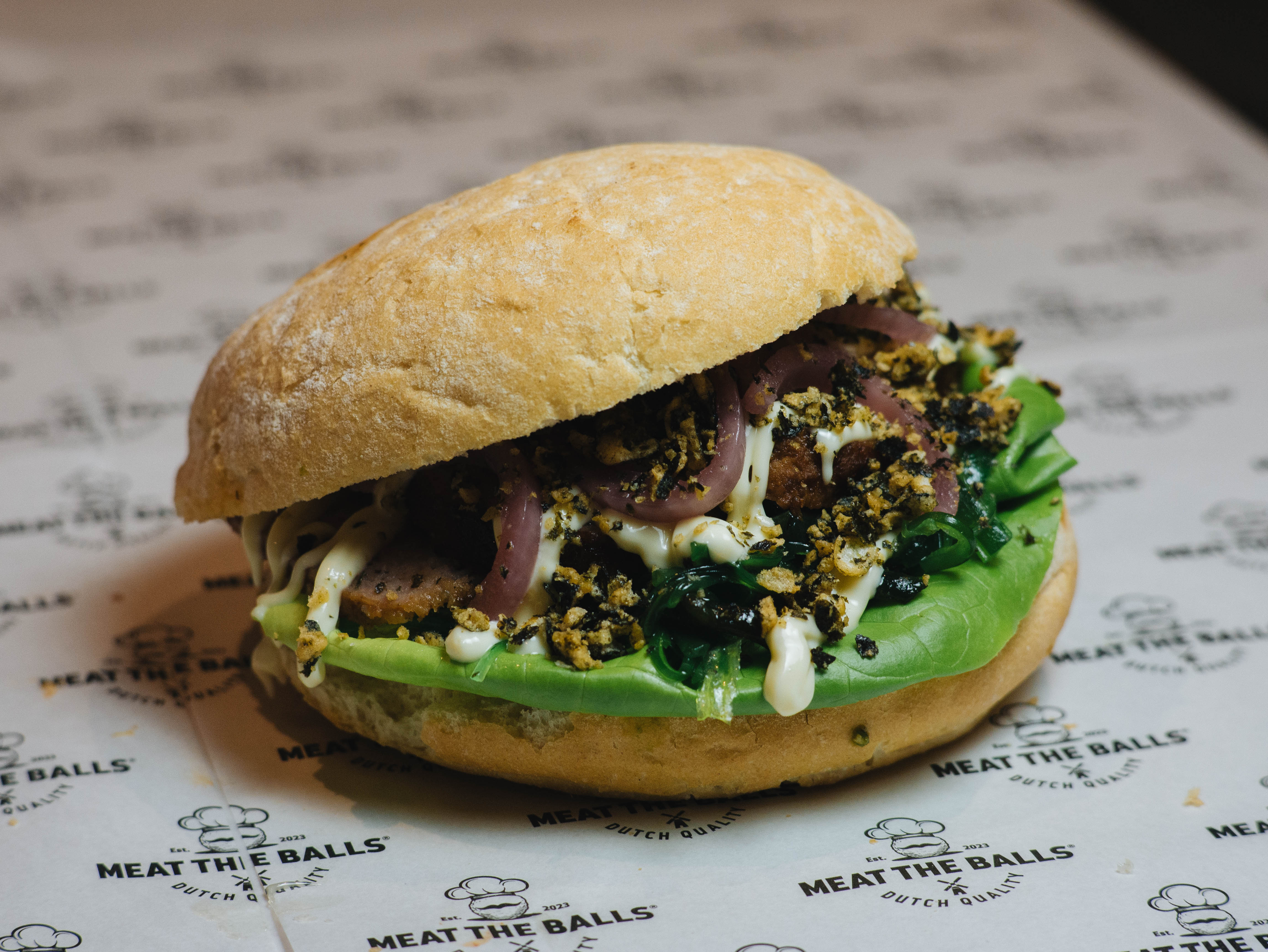 Tokyo Crunch, broodje bal met wakame, wasabi mayonaise en crispy norichips.