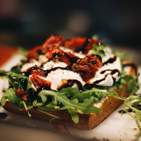Open broodje bal Italiaans met mozzarella, gepofte tomaat, rucola en balsamicostroop