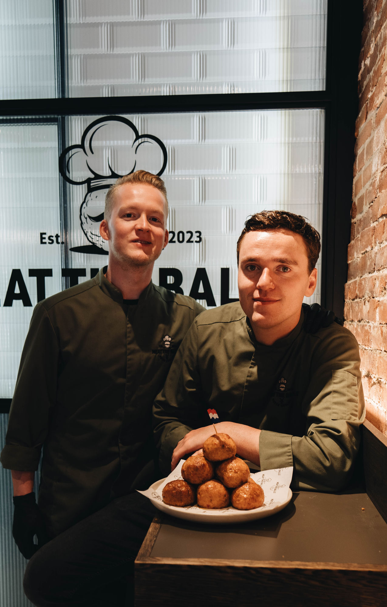 Koen en Rob aan tafel met een schaal vers gedraaide gehaktballen