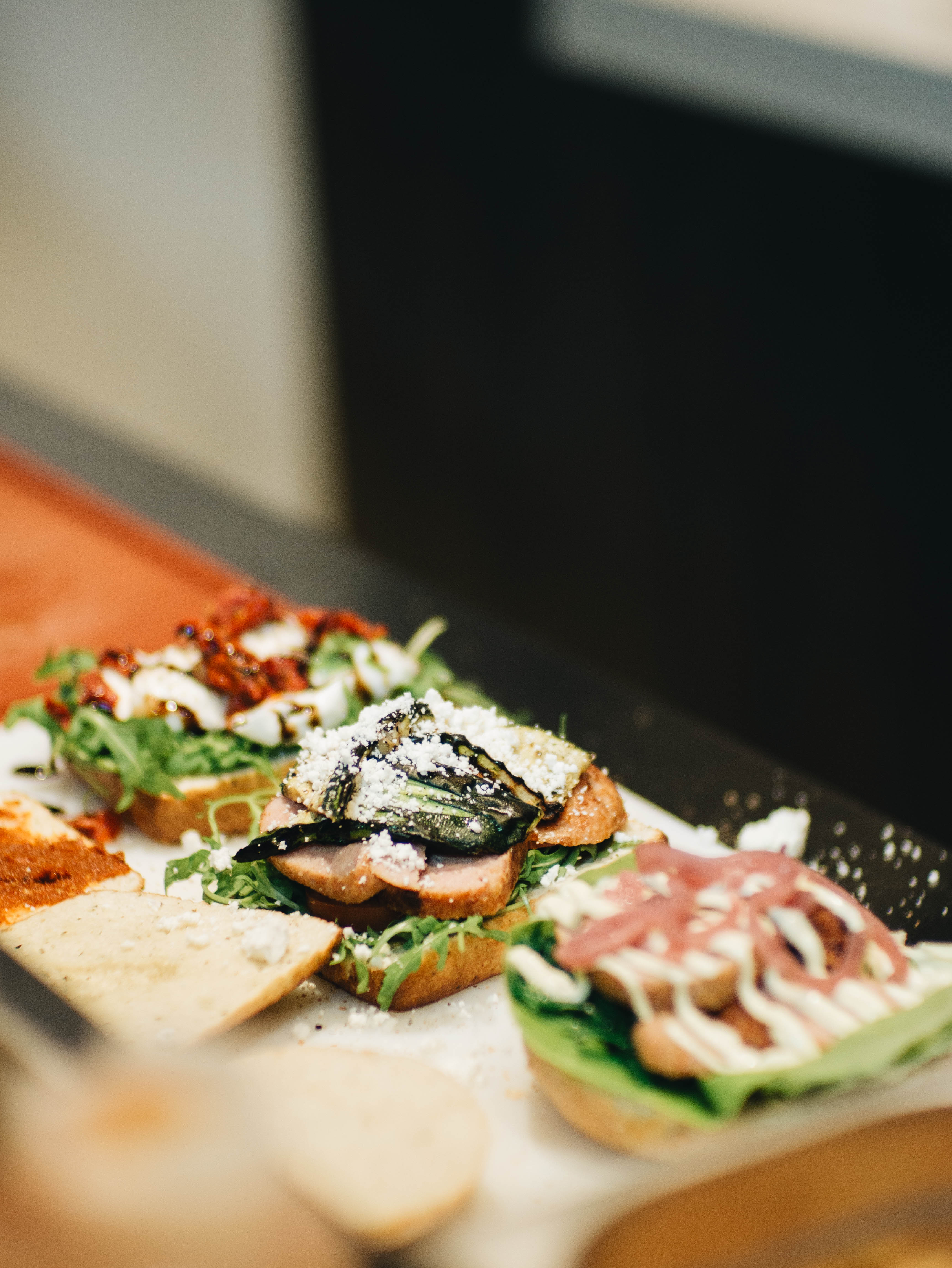 Drie luxe broodjes bal op de plank bij Meat The Balls Kinkerstraat