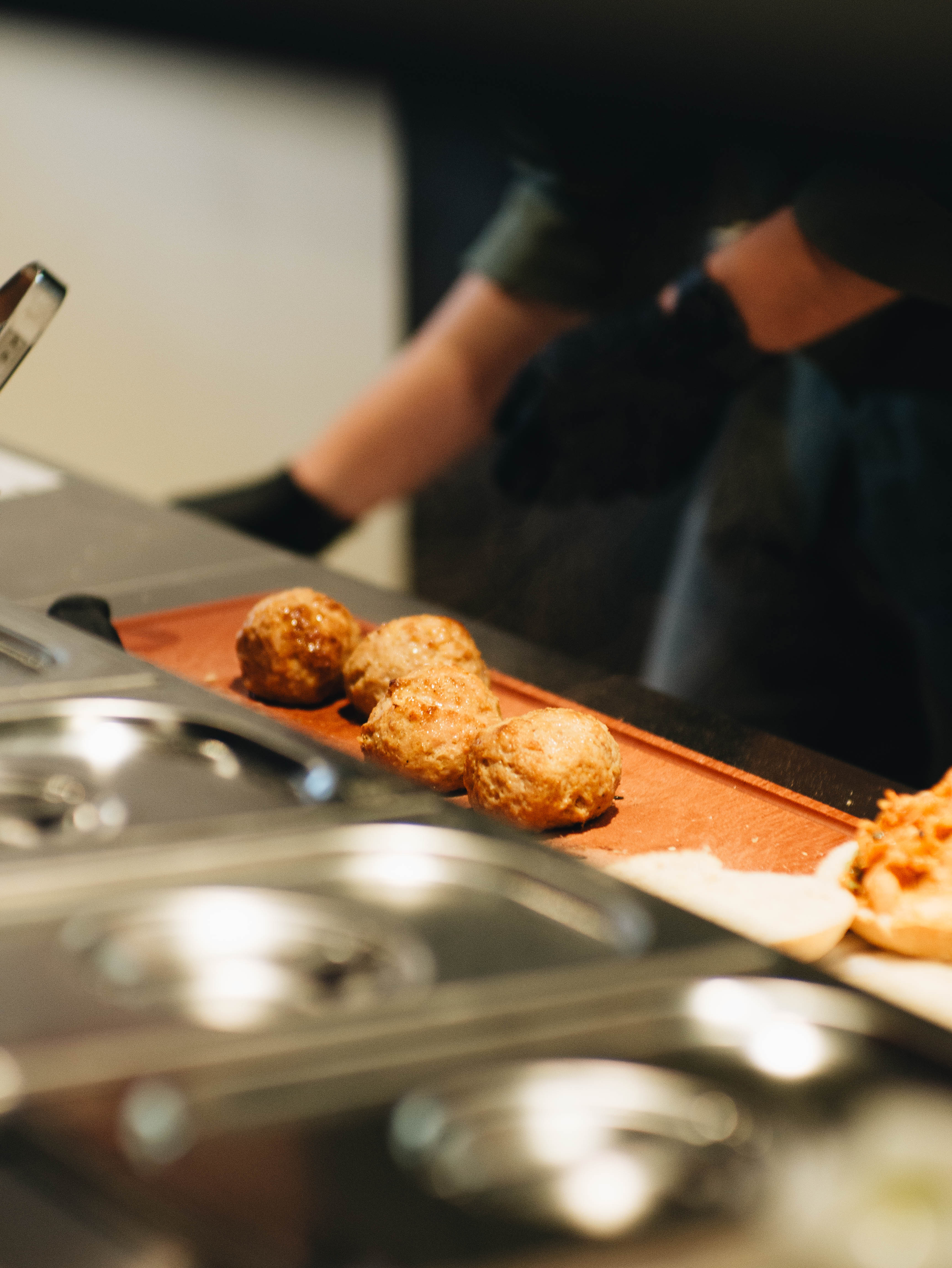 Ambachtelijk bereide gehaktbal in de open keuken, Meat The Balls Amsterdam
