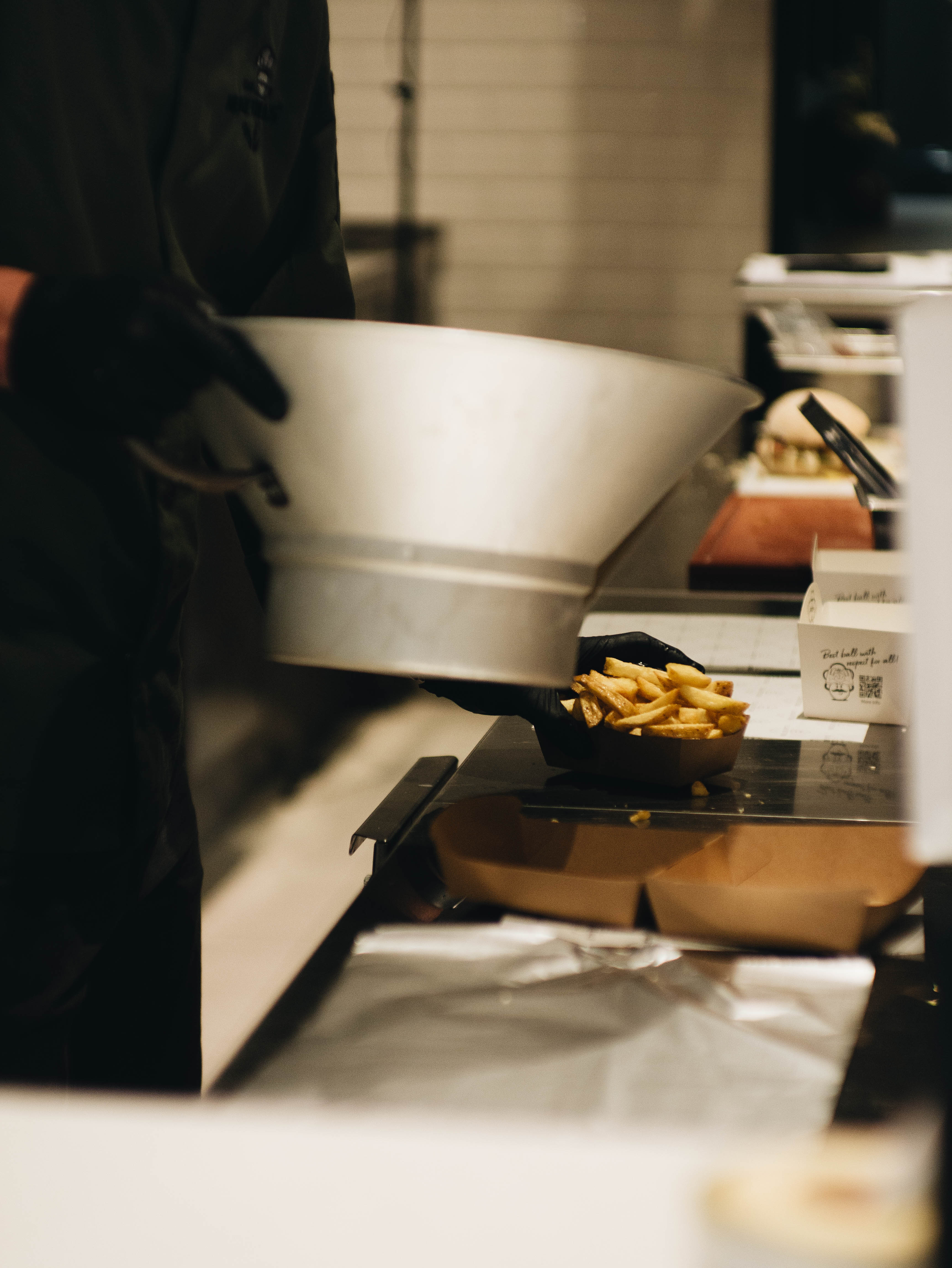 Premium friet van Frites Uit Zuyd, vers geschept uit roestvrij stalen vergiet